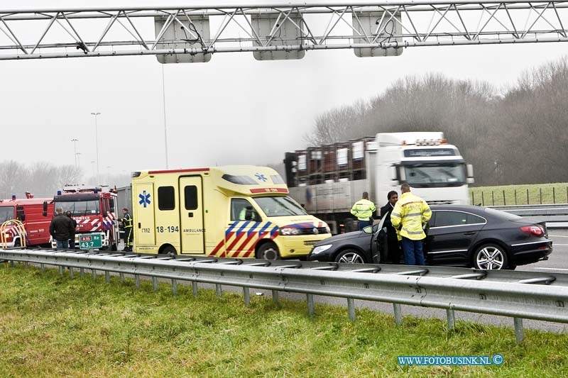 11122201.jpg - FOTOOPDRACHT:Dordrecht:22-12-2011:Ongeval RW A16 richting Breda net voor de Moerdijkbrug een auto raakte zwaar beschadigd gelukkig waren er alleen lichte verwondingen voor de bestuurder, echter er ontstond door het ongeval wel 10 kilometer file.Deze digitale foto blijft eigendom van FOTOPERSBURO BUSINK. Wij hanteren de voorwaarden van het N.V.F. en N.V.J. Gebruik van deze foto impliceert dat u bekend bent  en akkoord gaat met deze voorwaarden bij publicatie.EB/ETIENNE BUSINK