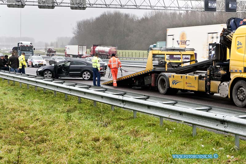 11122202.jpg - FOTOOPDRACHT:Dordrecht:22-12-2011:Ongeval RW A16 richting Breda net voor de Moerdijkbrug een auto raakte zwaar beschadigd gelukkig waren er alleen lichte verwondingen voor de bestuurder, echter er ontstond door het ongeval wel 10 kilometer file.Deze digitale foto blijft eigendom van FOTOPERSBURO BUSINK. Wij hanteren de voorwaarden van het N.V.F. en N.V.J. Gebruik van deze foto impliceert dat u bekend bent  en akkoord gaat met deze voorwaarden bij publicatie.EB/ETIENNE BUSINK