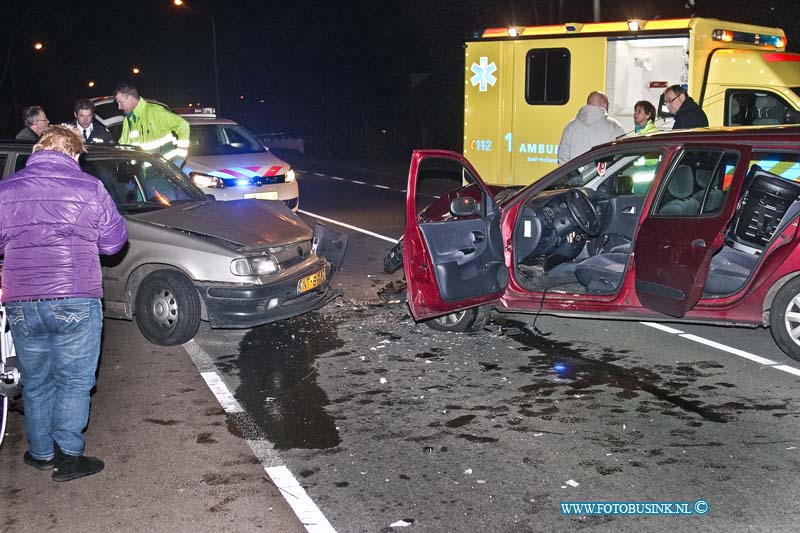 11122701.jpg - FOTOOPDRACHT:Dordrecht:27-12-2011:frontale aanrijding bocht Eulerlaan 2 personen auto's 2 gewonden diezijns afgevoerd naar een ziekenhuis, mogelijk heeft 1 van de bestuurders te veel gedronken. Beide voertuigen raakte totaallos. De politie stelt een onderzoek in naar de toedracht van het ongeval.Deze digitale foto blijft eigendom van FOTOPERSBURO BUSINK. Wij hanteren de voorwaarden van het N.V.F. en N.V.J. Gebruik van deze foto impliceert dat u bekend bent  en akkoord gaat met deze voorwaarden bij publicatie.EB/ETIENNE BUSINK