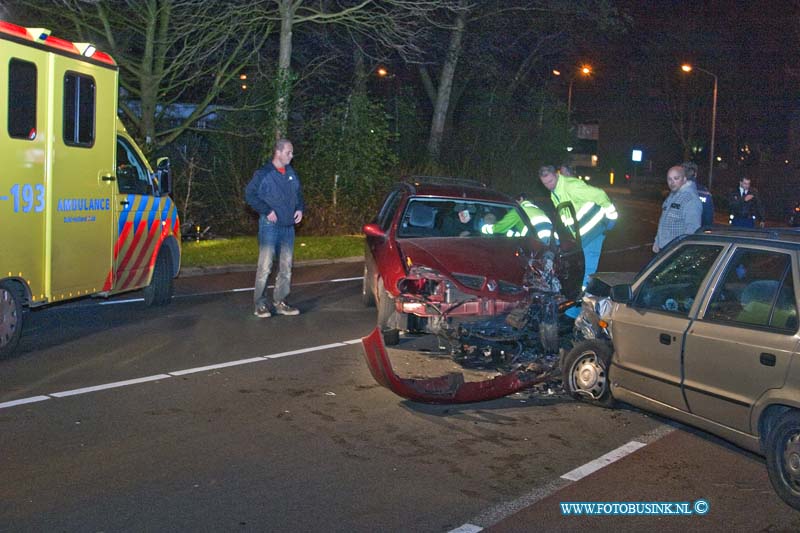 11122702.jpg - FOTOOPDRACHT:Dordrecht:27-12-2011:frontale aanrijding bocht Eulerlaan 2 personen auto's 2 gewonden diezijns afgevoerd naar een ziekenhuis, mogelijk heeft 1 van de bestuurders te veel gedronken. Beide voertuigen raakte totaallos. De politie stelt een onderzoek in naar de toedracht van het ongeval.Deze digitale foto blijft eigendom van FOTOPERSBURO BUSINK. Wij hanteren de voorwaarden van het N.V.F. en N.V.J. Gebruik van deze foto impliceert dat u bekend bent  en akkoord gaat met deze voorwaarden bij publicatie.EB/ETIENNE BUSINK