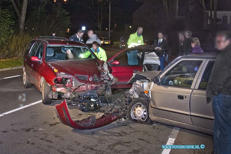 11122703.jpg - FOTOOPDRACHT:Dordrecht:27-12-2011:frontale aanrijding bocht Eulerlaan 2 personen auto's 2 gewonden diezijns afgevoerd naar een ziekenhuis, mogelijk heeft 1 van de bestuurders te veel gedronken. Beide voertuigen raakte totaallos. De politie stelt een onderzoek in naar de toedracht van het ongeval.Deze digitale foto blijft eigendom van FOTOPERSBURO BUSINK. Wij hanteren de voorwaarden van het N.V.F. en N.V.J. Gebruik van deze foto impliceert dat u bekend bent  en akkoord gaat met deze voorwaarden bij publicatie.EB/ETIENNE BUSINK