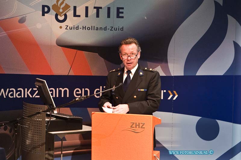 12010301.jpg - FOTOOPDRACHT:Dordrecht:03-01-2011:De jaarlijkse mediabijeenkomst van de politie Zuid-Holland-Zuid is afgelopen ochtend met weinig nieuws gebracht. De tijdelijk korpschef  T,Visscher sprak over datde woning en auto inbraken licht waren toegenomen, op straatroof en overvallen was extra politie ingezet alwaar ze daardoor iets gestegen, het oplossing presentatie was wel flink toegenomen naar ongeveer 45%. Het aantal aangiftes blijven wel ongeveer gelijk.Deze digitale foto blijft eigendom van FOTOPERSBURO BUSINK. Wij hanteren de voorwaarden van het N.V.F. en N.V.J. Gebruik van deze foto impliceert dat u bekend bent  en akkoord gaat met deze voorwaarden bij publicatie.EB/ETIENNE BUSINK