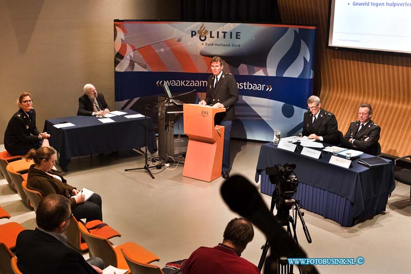 12010303.jpg - FOTOOPDRACHT:Dordrecht:03-01-2011:De jaarlijkse mediabijeenkomst van de politie Zuid-Holland-Zuid is afgelopen ochtend met weinig nieuws gebracht. De tijdelijk korpschef  T,Visscher sprak over datde woning en auto inbraken licht waren toegenomen, op straatroof en overvallen was extra politie ingezet alwaar ze daardoor iets gestegen, het oplossing presentatie was wel flink toegenomen naar ongeveer 45%. Het aantal aangiftes blijven wel ongeveer gelijk.Deze digitale foto blijft eigendom van FOTOPERSBURO BUSINK. Wij hanteren de voorwaarden van het N.V.F. en N.V.J. Gebruik van deze foto impliceert dat u bekend bent  en akkoord gaat met deze voorwaarden bij publicatie.EB/ETIENNE BUSINK