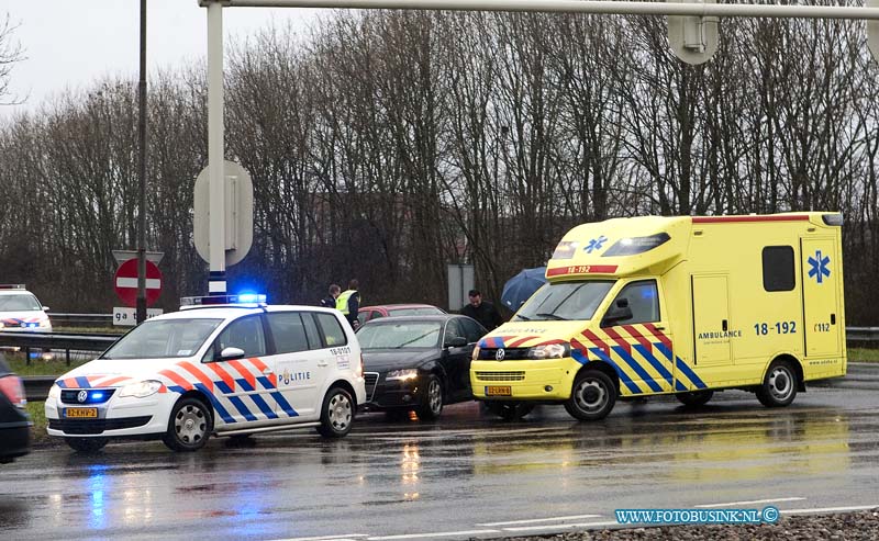 12010304.jpg - FOTOOPDRACHT:Dordrecht:03-01-2011:Bij een aanrijding op de afrit RW A16 s'gravendeel - Rondweg N3 zijn vanmiddag enkelen mensen licht gewond geraakt, toen 2 personenauto's voor het stoplicht regen elkaar reden, het ambulance personeel bekeek de gewonde personen. De politie zette korte tijd de afrit naar s'gravendeel af.Deze digitale foto blijft eigendom van FOTOPERSBURO BUSINK. Wij hanteren de voorwaarden van het N.V.F. en N.V.J. Gebruik van deze foto impliceert dat u bekend bent  en akkoord gaat met deze voorwaarden bij publicatie.EB/ETIENNE BUSINK