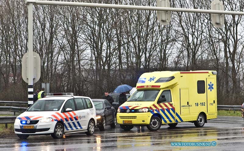 12010305.jpg - FOTOOPDRACHT:Dordrecht:03-01-2011:Bij een aanrijding op de afrit RW A16 s'gravendeel - Rondweg N3 zijn vanmiddag enkelen mensen licht gewond geraakt, toen 2 personenauto's voor het stoplicht regen elkaar reden, het ambulance personeel bekeek de gewonde personen. De politie zette korte tijd de afrit naar s'gravendeel af.Deze digitale foto blijft eigendom van FOTOPERSBURO BUSINK. Wij hanteren de voorwaarden van het N.V.F. en N.V.J. Gebruik van deze foto impliceert dat u bekend bent  en akkoord gaat met deze voorwaarden bij publicatie.EB/ETIENNE BUSINK