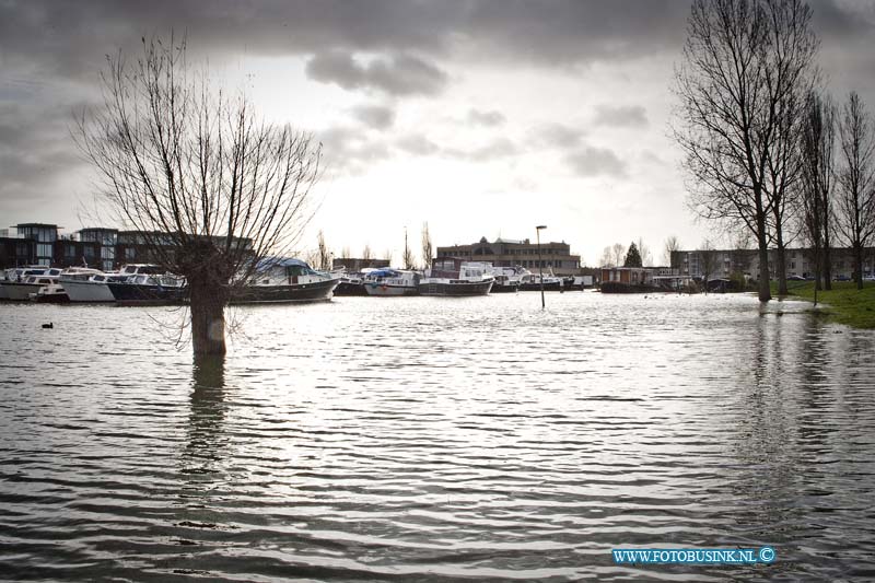 12010403.jpg - FOTOOPDRACHT:Dordrecht:04-01-2011:Door het extreem hogewater van vandaag waren de woonboten aan het Vlij aan de Noordendijk voor de bewoners onbereikbaar zonder natte voeten te krijgen.Deze digitale foto blijft eigendom van FOTOPERSBURO BUSINK. Wij hanteren de voorwaarden van het N.V.F. en N.V.J. Gebruik van deze foto impliceert dat u bekend bent  en akkoord gaat met deze voorwaarden bij publicatie.EB/ETIENNE BUSINK