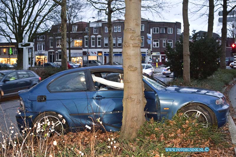 12010405.jpg - FOTOOPDRACHT:Dordrecht:04-01-2011:Door dat een automobilist op de Oranjelaan de macht over het stuur verloor, raakte de auto een boom in de middenberm. de bestuurder raakt slechts licht gewond. De ongevallen dienst van de Politie ZHZ stel een onderzoek in.Deze digitale foto blijft eigendom van FOTOPERSBURO BUSINK. Wij hanteren de voorwaarden van het N.V.F. en N.V.J. Gebruik van deze foto impliceert dat u bekend bent  en akkoord gaat met deze voorwaarden bij publicatie.EB/ETIENNE BUSINK