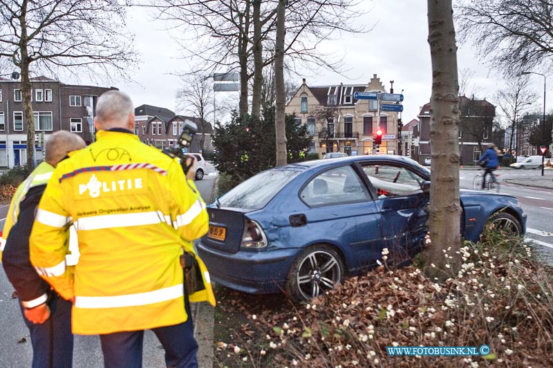 12010406.jpg - FOTOOPDRACHT:Dordrecht:04-01-2011:Door dat een automobilist op de Oranjelaan de macht over het stuur verloor, raakte de auto een boom in de middenberm. de bestuurder raakt slechts licht gewond. De ongevallen dienst van de Politie ZHZ stel een onderzoek in.Deze digitale foto blijft eigendom van FOTOPERSBURO BUSINK. Wij hanteren de voorwaarden van het N.V.F. en N.V.J. Gebruik van deze foto impliceert dat u bekend bent  en akkoord gaat met deze voorwaarden bij publicatie.EB/ETIENNE BUSINK