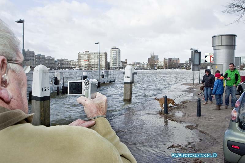 12010504.jpg - Foto: Ook zijn er veel ramptoeristen in Dordrecht die naar het hogewater komen kijken en foto's en filmpje maken.In Dordrecht wordt massaal door bewonerszandzaken gehamster vanwegen de dreiging van het hogewater van de river de oude maas, het water zou een stand van maximaal 2,40m boven en NAP bereiken.