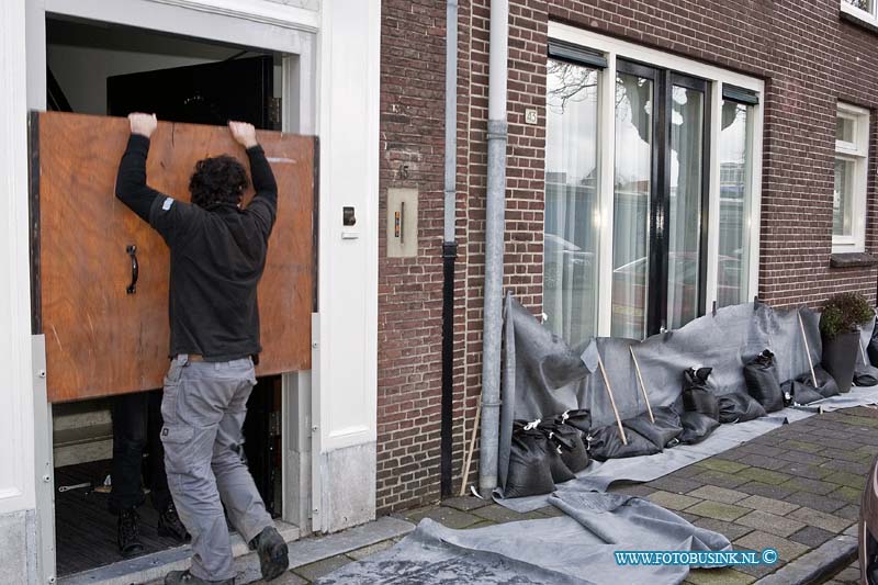 12010505.jpg - Foto: Bewoners van de Binnenkalkhaven proberen hun woningen met man en macht tegen het hoge water te beschermen.In Dordrecht wordt massaal door bewonerszandzaken gehamster vanwegen de dreiging van het hogewater van de river de oude maas, het water zou een stand van maximaal 2,40m boven en NAP bereiken.