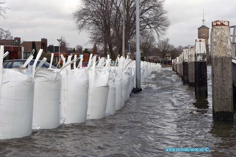 12010506.jpg - Foto: Op het veerplein zijn grote zandzaken neergezet en das geen overbodige luxe het water staat nu al halvewegen de zandzaken.In Zwijndrecht wordt massaal door bewonerszandzaken gehamster vanwegen de dreiging van het hogewater van de river de oude maas, het water zou een stand van maximaal 2,40m boven en NAP bereiken.