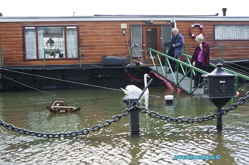 12010508.jpg - Foto: vleihaven woonboot bewoners redden het met het hogewater noodendijk 344.In Dordrecht wordt massaal door bewonerszandzaken gehamster vanwegen de dreiging van het hogewater van de river de oude maas, het water zou een stand van maximaal 2,40m boven en NAP bereiken.