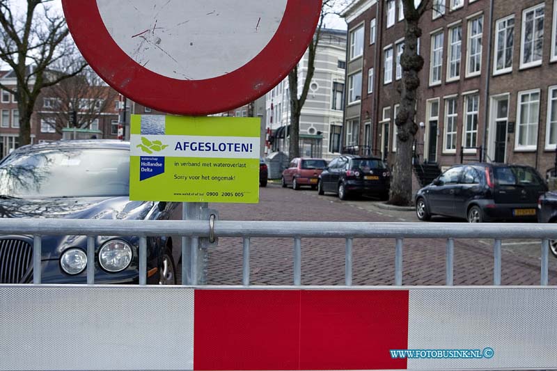 12010509.jpg - Foto: Veel wegen naar de Dordtse binnenstad zijn afgezetivm het hogewater.In Dordrecht wordt massaal door bewonerszandzaken gehamster vanwegen de dreiging van het hogewater van de river de oude maas, het water zou een stand van maximaal 2,40m boven en NAP bereiken.