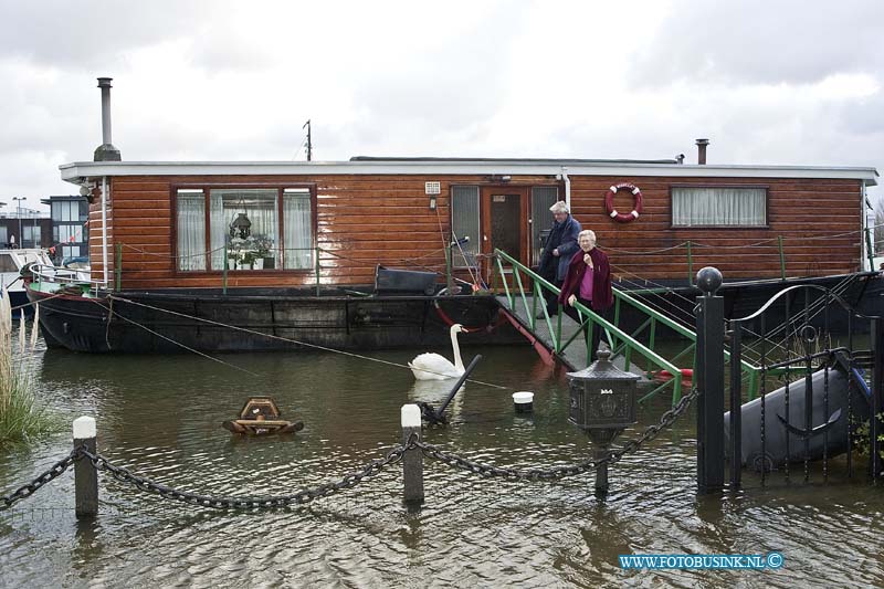 12010511.jpg - Foto: de bewoners van de woonboot aan de vleihaven redden het wel met het hogewater.In Dordrecht wordt massaal door bewonerszandzaken gehamster vanwegen de dreiging van het hogewater van de river de oude maas, het water zou een stand van maximaal 2,40m boven en NAP bereiken.