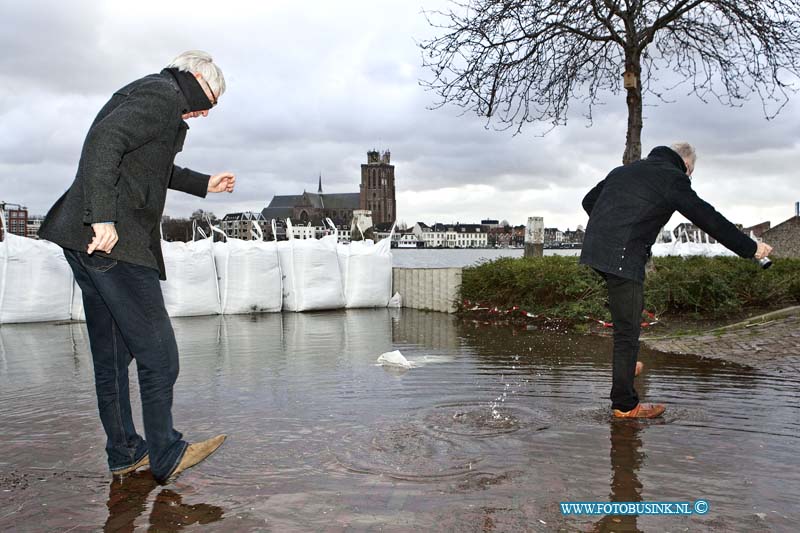 12010512.jpg - Foto: Op het veerplein proberen mesnen zonder natte voeteneen drooggekade te bereiken.In Zwijndrecht wordt massaal door bewonerszandzaken gehamsterd vanwegen de dreiging van het hogewater van de river de oude maas, het water zou een stand van maximaal 2,40m boven en NAP bereiken.