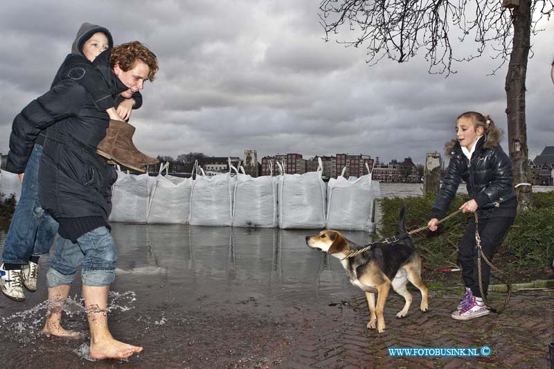 12010514.jpg - FOTOOPDRACHT:Zwijndrecht:05-01-2012:Veerplein hoog water mensen moeten door het water heen op blotte voeten om het droog te houden incl honden, moeder draagt kinderen door water heen op der rug.Deze digitale foto blijft eigendom van FOTOPERSBURO BUSINK. Wij hanteren de voorwaarden van het N.V.F. en N.V.J. Gebruik van deze foto impliceert dat u bekend bent  en akkoord gaat met deze voorwaarden bij publicatie.EB/ETIENNE BUSINK
