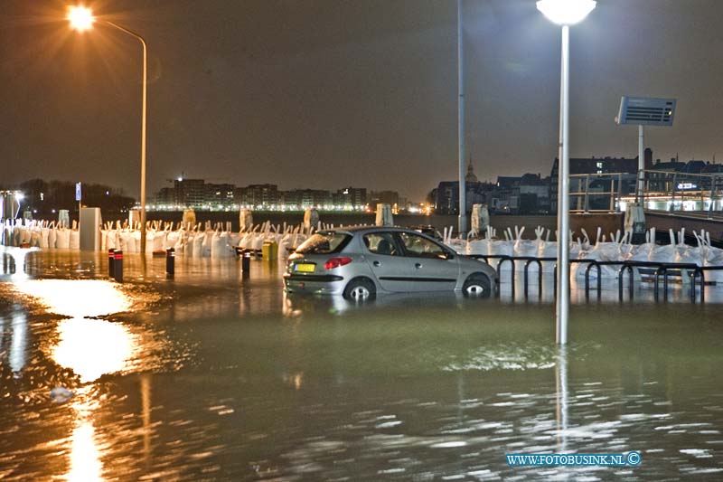 12010603.jpg - FOTOOPDRACHT:Zwijndrecht:06-01-2011:De eigenaar van deze auto die aan het veerplein stond had wat problemen met het lezen van de borden hoogwater verwacht niet parkeren.De hoogste waterstand was vannacht 2,41 boven NAP de kades en t veerplein in Zwijndrecht waren dan ook geheel onder gelopen. de brandweer en gemeente was de gehel nacht paraat om extra zand zakken neer te leggen. maar de meeste bewonners langs de Rivier de Oude maas bleven drooge voeten houden deze nacht.Deze digitale foto blijft eigendom van FOTOPERSBURO BUSINK. Wij hanteren de voorwaarden van het N.V.F. en N.V.J. Gebruik van deze foto impliceert dat u bekend bent  en akkoord gaat met deze voorwaarden bij publicatie.EB/ETIENNE BUSINK