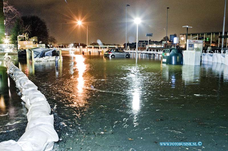 12010604.jpg - FOTOOPDRACHT:Zwijndrecht:06-01-2011:Foto: t Veerplein is vannacht geheel onder water komen te staan.De hoogste waterstand was vannacht 2,41 boven NAP de kades en t veerplein in Zwijndrecht waren dan ook geheel onder gelopen. de brandweer en gemeente was de gehel nacht paraat om extra zand zakken neer te leggen. maar de meeste bewonners langs de Rivier de Oude maas bleven drooge voeten houden deze nacht.Deze digitale foto blijft eigendom van FOTOPERSBURO BUSINK. Wij hanteren de voorwaarden van het N.V.F. en N.V.J. Gebruik van deze foto impliceert dat u bekend bent  en akkoord gaat met deze voorwaarden bij publicatie.EB/ETIENNE BUSINK