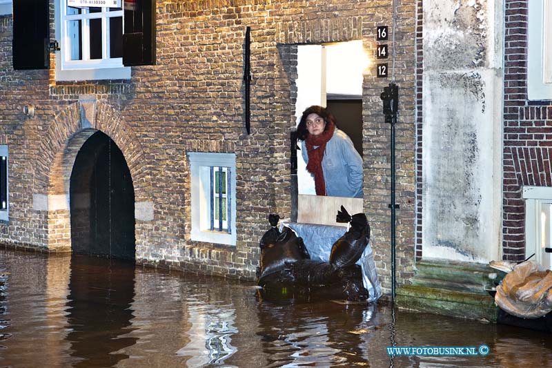 12010605.jpg - FOTOOPDRACHT:Dordrecht:06-01-2011:Foto: Geschroken bewoners kijken naar het als maar stijgende water voor hun huis aan de Korte Geldersekade. De hoogste waterstand was vannacht 2,41 boven NAP de kades en straaten aan de rivier de Oude maas waren dan ook geheel onder gelopen. De brandweer en gemeente was de gehele nacht paraat om extra zand zakken neer te leggen. Maar de meeste bewoners langs de Rivier bleven drooge voeten houden deze nacht.Deze digitale foto blijft eigendom van FOTOPERSBURO BUSINK. Wij hanteren de voorwaarden van het N.V.F. en N.V.J. Gebruik van deze foto impliceert dat u bekend bent  en akkoord gaat met deze voorwaarden bij publicatie.EB/ETIENNE BUSINK