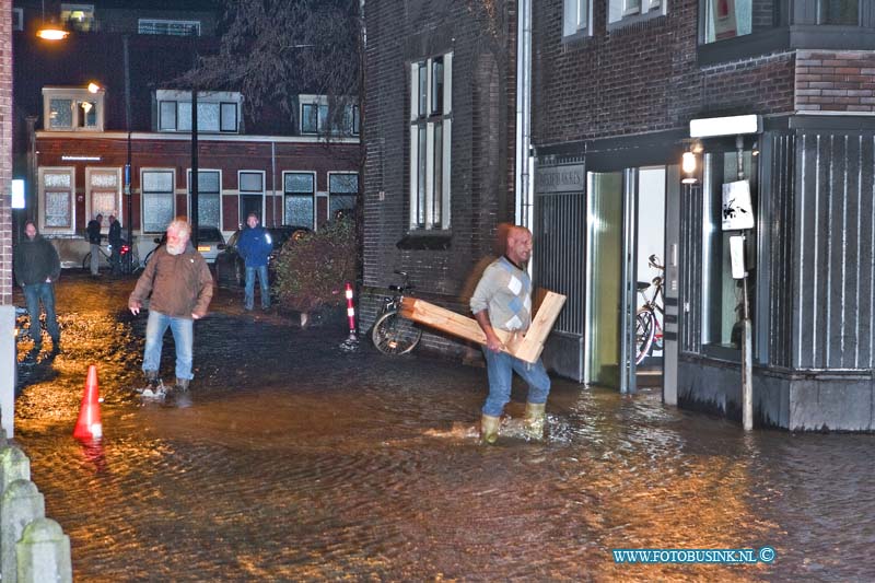 12010606.jpg - FOTOOPDRACHT:Dordrecht:06-01-2011:Foto: Wateroverlast in de Houttuinen.De hoogste waterstand was vannacht 2,41 boven NAP de kades en straaten aan de rivier de Oude maas waren dan ook geheel onder gelopen. De brandweer en gemeente was de gehele nacht paraat om extra zand zakken neer te leggen. Maar de meeste bewoners langs de Rivier bleven drooge voeten houden deze nacht.Deze digitale foto blijft eigendom van FOTOPERSBURO BUSINK. Wij hanteren de voorwaarden van het N.V.F. en N.V.J. Gebruik van deze foto impliceert dat u bekend bent  en akkoord gaat met deze voorwaarden bij publicatie.EB/ETIENNE BUSINK