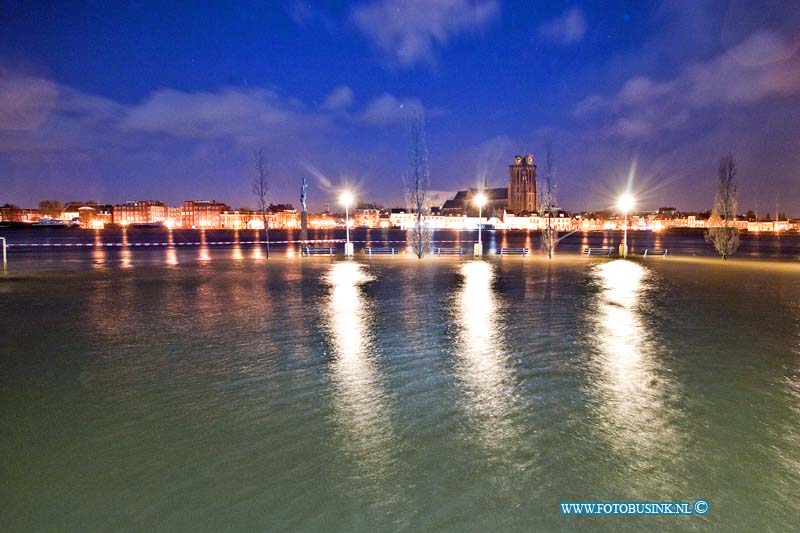 12010607.jpg - FOTOOPDRACHT:Zwijndrecht:06-01-2011:Foto: Aanzicht op Dordrecht vanuit een ondergelopen Zwijndrechts Veerplein.De hoogste waterstand was vannacht 2,41 boven NAP de kades en t veerplein in Zwijndrecht waren dan ook geheel onder gelopen. de brandweer en gemeente was de gehel nacht paraat om extra zand zakken neer te leggen. maar de meeste bewonners langs de Rivier de Oude maas bleven drooge voeten houden deze nacht.Deze digitale foto blijft eigendom van FOTOPERSBURO BUSINK. Wij hanteren de voorwaarden van het N.V.F. en N.V.J. Gebruik van deze foto impliceert dat u bekend bent  en akkoord gaat met deze voorwaarden bij publicatie.EB/ETIENNE BUSINK