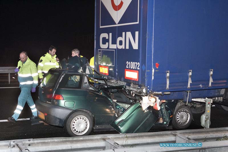 12010608.jpg - FOTOOPDRACHT:Papendrecht:06-01-2011:Een zwaar ongeval op de RW A15 ter hoogte van papendrecht reed een auto met hoge snelheid op de achterzijde van een even eens rijdende vrachtwagen in. De bestuurder of ster is hierbij om het leven gekomen. De politie gaat een uitgebreid onderzoek instellen naar de toedracht van dit verschrikkelijke ongeval. De A15 is enkelen uren gestremd voor het verkeer.Deze digitale foto blijft eigendom van FOTOPERSBURO BUSINK. Wij hanteren de voorwaarden van het N.V.F. en N.V.J. Gebruik van deze foto impliceert dat u bekend bent  en akkoord gaat met deze voorwaarden bij publicatie.EB/ETIENNE BUSINK