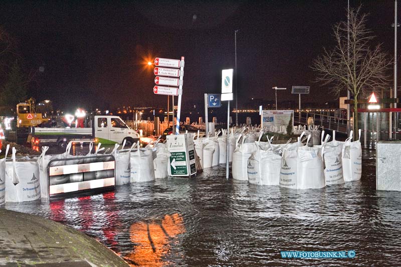 12010609.jpg - FOTOOPDRACHT:Zwijndrecht:06-01-2011:Foto: De hoge waterstand op t VeerpleinDe hoogste waterstand was vannacht 2,41 boven NAP de kades en t veerplein in Zwijndrecht waren dan ook geheel onder gelopen. de brandweer en gemeente was de gehel nacht paraat om extra zand zakken neer te leggen. maar de meeste bewonners langs de Rivier de Oude maas bleven drooge voeten houden deze nacht.Deze digitale foto blijft eigendom van FOTOPERSBURO BUSINK. Wij hanteren de voorwaarden van het N.V.F. en N.V.J. Gebruik van deze foto impliceert dat u bekend bent  en akkoord gaat met deze voorwaarden bij publicatie.EB/ETIENNE BUSINK