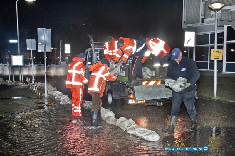 12010610.jpg - FOTOOPDRACHT:Zwijndrecht:06-01-2011:Foto: Op t Veerplein leggen de dijkbewakers extra zandzakken neer ivm stijgende water.De hoogste waterstand was vannacht 2,41 boven NAP de kades en t veerplein in Zwijndrecht waren dan ook geheel onder gelopen. de brandweer en gemeente was de gehel nacht paraat om extra zand zakken neer te leggen. maar de meeste bewonners langs de Rivier de Oude maas bleven drooge voeten houden deze nacht.Deze digitale foto blijft eigendom van FOTOPERSBURO BUSINK. Wij hanteren de voorwaarden van het N.V.F. en N.V.J. Gebruik van deze foto impliceert dat u bekend bent  en akkoord gaat met deze voorwaarden bij publicatie.EB/ETIENNE BUSINK