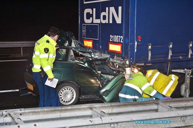 12010612.jpg - FOTOOPDRACHT:Papendrecht:06-01-2011:Een zwaar ongeval op de RW A15 ter hoogte van papendrecht reed een auto met hoge snelheid op de achterzijde van een even eens rijdende vrachtwagen in. De bestuurder of ster is hierbij om het leven gekomen. De politie gaat een uitgebreid onderzoek instellen naar de toedracht van dit verschrikkelijke ongeval. De A15 is enkelen uren gestremd voor het verkeer.Deze digitale foto blijft eigendom van FOTOPERSBURO BUSINK. Wij hanteren de voorwaarden van het N.V.F. en N.V.J. Gebruik van deze foto impliceert dat u bekend bent  en akkoord gaat met deze voorwaarden bij publicatie.EB/ETIENNE BUSINK