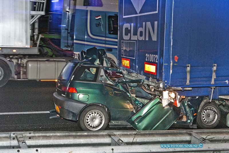 12010613.jpg - FOTOOPDRACHT:Papendrecht:06-01-2011:Een zwaar ongeval op de RW A15 ter hoogte van papendrecht reed een auto met hoge snelheid op de achterzijde van een even eens rijdende vrachtwagen in. De bestuurder of ster is hierbij om het leven gekomen. De politie gaat een uitgebreid onderzoek instellen naar de toedracht van dit verschrikkelijke ongeval. De A15 is enkelen uren gestremd voor het verkeer.Deze digitale foto blijft eigendom van FOTOPERSBURO BUSINK. Wij hanteren de voorwaarden van het N.V.F. en N.V.J. Gebruik van deze foto impliceert dat u bekend bent  en akkoord gaat met deze voorwaarden bij publicatie.EB/ETIENNE BUSINK