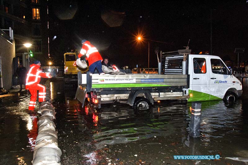 12010614.jpg - FOTOOPDRACHT:Zwijndrecht:06-01-2011:De hoogste waterstand was vannacht 2,41 boven NAP de kades en t veerplein in Zwijndrecht waren dan ook geheel onder gelopen. de brandweer en gemeente was de gehel nacht paraat om extra zand zakken neer te leggen. maar de meeste bewonners langs de Rivier de Oude maas bleven drooge voeten houden deze nacht.Deze digitale foto blijft eigendom van FOTOPERSBURO BUSINK. Wij hanteren de voorwaarden van het N.V.F. en N.V.J. Gebruik van deze foto impliceert dat u bekend bent  en akkoord gaat met deze voorwaarden bij publicatie.EB/ETIENNE BUSINK