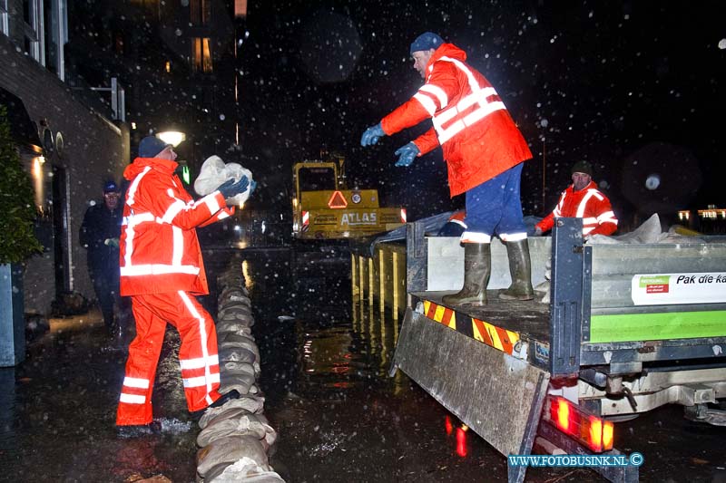 12010615.jpg - FOTOOPDRACHT:Zwijndrecht:06-01-2011:De hoogste waterstand was vannacht 2,41 boven NAP de kades en t veerplein in Zwijndrecht waren dan ook geheel onder gelopen. de brandweer en gemeente was de gehel nacht paraat om extra zand zakken neer te leggen. maar de meeste bewonners langs de Rivier de Oude maas bleven drooge voeten houden deze nacht.Deze digitale foto blijft eigendom van FOTOPERSBURO BUSINK. Wij hanteren de voorwaarden van het N.V.F. en N.V.J. Gebruik van deze foto impliceert dat u bekend bent  en akkoord gaat met deze voorwaarden bij publicatie.EB/ETIENNE BUSINK