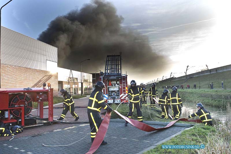 12010803.jpg - Bij een zeer grote brand in Gorinchem aan het Papeland 13 is een bedrijfsgebouw uitgebrand al waar een bakkerij en ondere andere een bedrijf in verkoop van brandblus appratuur zat en diverse andere bedrijven.De brand heeft moeite met bluswater.