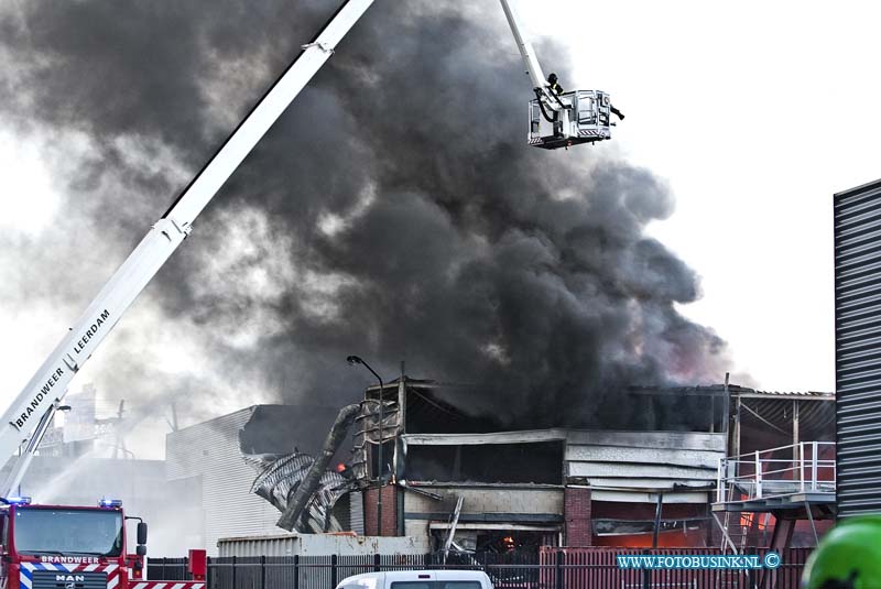 12010804.jpg - FOTOOPDRACHT:Gorinchem:08-01-2011:Bij een zeer grote brand in Gorinchem aan het Papeland 13 is een bedrijfsgebouw uitgebrand al waar een bakkerij en ondere andere een bedrijf in verkoop van brandblus appratuur zat en diverse andere bedrijven.De brand heeft moeite met bluswater.Deze digitale foto blijft eigendom van FOTOPERSBURO BUSINK. Wij hanteren de voorwaarden van het N.V.F. en N.V.J. Gebruik van deze foto impliceert dat u bekend bent  en akkoord gaat met deze voorwaarden bij publicatie.EB/ETIENNE BUSINK