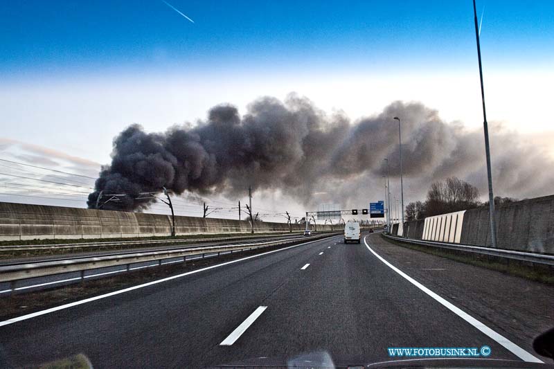 12010805.jpg - FOTOOPDRACHT:Gorinchem:08-01-2011:Bij een zeer grote brand in Gorinchem aan het Papeland 13 is een bedrijfsgebouw uitgebrand al waar een bakkerij en ondere andere een bedrijf in verkoop van brandblus appratuur zat en diverse andere bedrijven.De brand heeft moeite met bluswater.Deze digitale foto blijft eigendom van FOTOPERSBURO BUSINK. Wij hanteren de voorwaarden van het N.V.F. en N.V.J. Gebruik van deze foto impliceert dat u bekend bent  en akkoord gaat met deze voorwaarden bij publicatie.EB/ETIENNE BUSINK