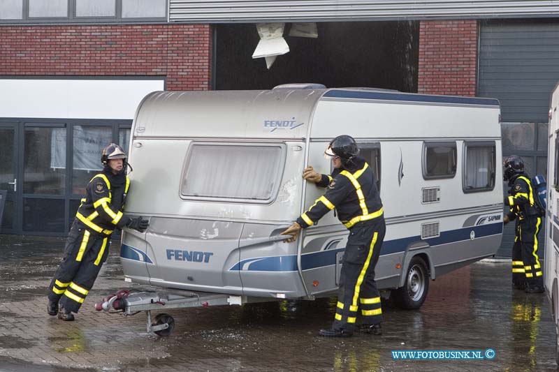 12010806.jpg - FOTOOPDRACHT:Gorinchem:08-01-2011:Bij een zeer grote brand in Gorinchem aan het Papeland 13 is een bedrijfsgebouw uitgebrand al waar een bakkerij en ondere andere een bedrijf in verkoop van brandblus appratuur zat en diverse andere bedrijven.De brand heeft moeite met bluswater.Deze digitale foto blijft eigendom van FOTOPERSBURO BUSINK. Wij hanteren de voorwaarden van het N.V.F. en N.V.J. Gebruik van deze foto impliceert dat u bekend bent  en akkoord gaat met deze voorwaarden bij publicatie.EB/ETIENNE BUSINK