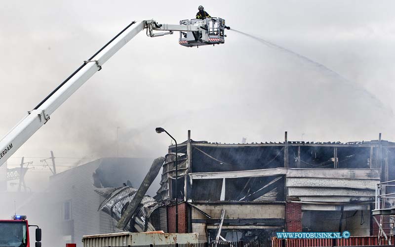 12010807.jpg - FOTOOPDRACHT:Gorinchem:08-01-2011:Bij een zeer grote brand in Gorinchem aan het Papeland 13 is een bedrijfsgebouw uitgebrand al waar een bakkerij en ondere andere een bedrijf in verkoop van brandblus appratuur zat en diverse andere bedrijven.De brand heeft moeite met bluswater.Deze digitale foto blijft eigendom van FOTOPERSBURO BUSINK. Wij hanteren de voorwaarden van het N.V.F. en N.V.J. Gebruik van deze foto impliceert dat u bekend bent  en akkoord gaat met deze voorwaarden bij publicatie.EB/ETIENNE BUSINK