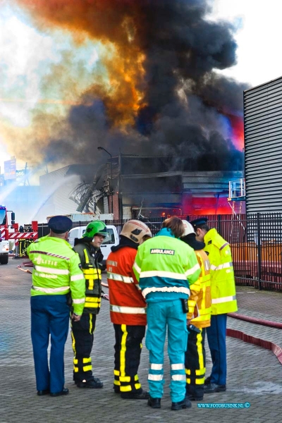 12010808.jpg - FOTOOPDRACHT:Gorinchem:08-01-2011:Bij een zeer grote brand in Gorinchem aan het Papeland 13 is een bedrijfsgebouw uitgebrand al waar een bakkerij en ondere andere een bedrijf in verkoop van brandblus appratuur zat en diverse andere bedrijven.De brand heeft moeite met bluswater.Deze digitale foto blijft eigendom van FOTOPERSBURO BUSINK. Wij hanteren de voorwaarden van het N.V.F. en N.V.J. Gebruik van deze foto impliceert dat u bekend bent  en akkoord gaat met deze voorwaarden bij publicatie.EB/ETIENNE BUSINK