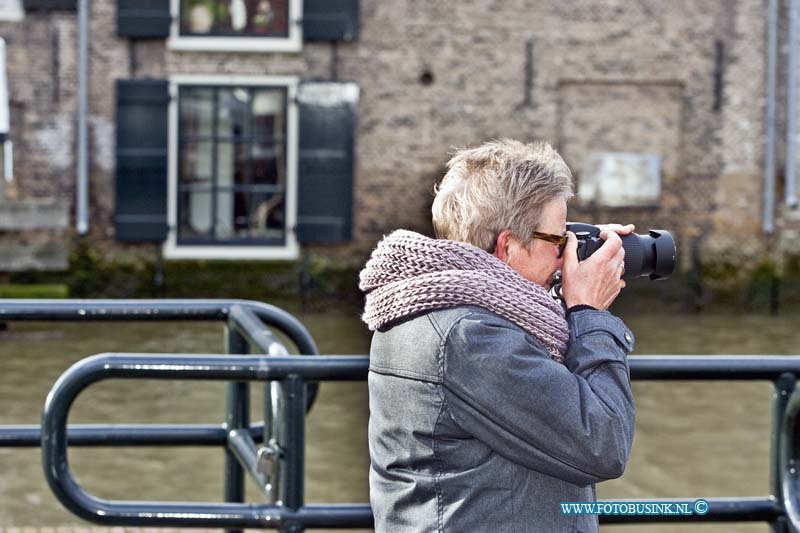 12010809.jpg - FOTOOPDRACHT:Dordrecht:08-01-2011:Foto: Het beroemde geworden huis door t hoge water van Cees van Nes Aan de Korte Geldersekade.Het hoge water trok de stad Dordrecht de afgelopen dag xtra veel bezoekers. Het hoge water is inmiddels voledig weg, en het leven gaat gewoon zijn gangetje weer. Alleen bij sommige huizen herinneren de zand zaken voor de deur nog aan het hoge water.Deze digitale foto blijft eigendom van FOTOPERSBURO BUSINK. Wij hanteren de voorwaarden van het N.V.F. en N.V.J. Gebruik van deze foto impliceert dat u bekend bent  en akkoord gaat met deze voorwaarden bij publicatie.EB/ETIENNE BUSINK