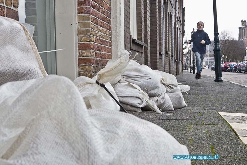 12010812.jpg - FOTOOPDRACHT:Dordrecht:08-01-2011:Foto: Alleen de zandzakken voor sommige huizen herinneren nog aan het hogewater van de afgelopen dagen op de Kuipershaven in Dordrecht.Het hoge water trok de stad Dordrecht de afgelopen dag xtra veel bezoekers, vooral het het huis van Cees van nes. het hoge water is inmiddels voledig weg, en het leven gaat gewoon zijn gangetje weer. Alleen bij sommige huizen herinneren de zand zaken voor de deur nog aan het hoge water.Deze digitale foto blijft eigendom van FOTOPERSBURO BUSINK. Wij hanteren de voorwaarden van het N.V.F. en N.V.J. Gebruik van deze foto impliceert dat u bekend bent  en akkoord gaat met deze voorwaarden bij publicatie.EB/ETIENNE BUSINK