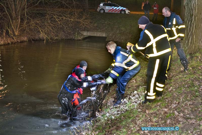 12010814.jpg - FOTOOPDRACHT:Dordrecht:08-01-2011:Op de Groenezoom werd een fiets met brandende verlichting aangetroffen in het water bij het fietspad langs de Rondweg N3. De politie en brandweer en ambulance dienst kwamen ter plaatse. De duikers van de brandweer troffen geen slachtoffers in het water aan en haalde de fiets uit de sloot.Deze digitale foto blijft eigendom van FOTOPERSBURO BUSINK. Wij hanteren de voorwaarden van het N.V.F. en N.V.J. Gebruik van deze foto impliceert dat u bekend bent  en akkoord gaat met deze voorwaarden bij publicatie.EB/ETIENNE BUSINK