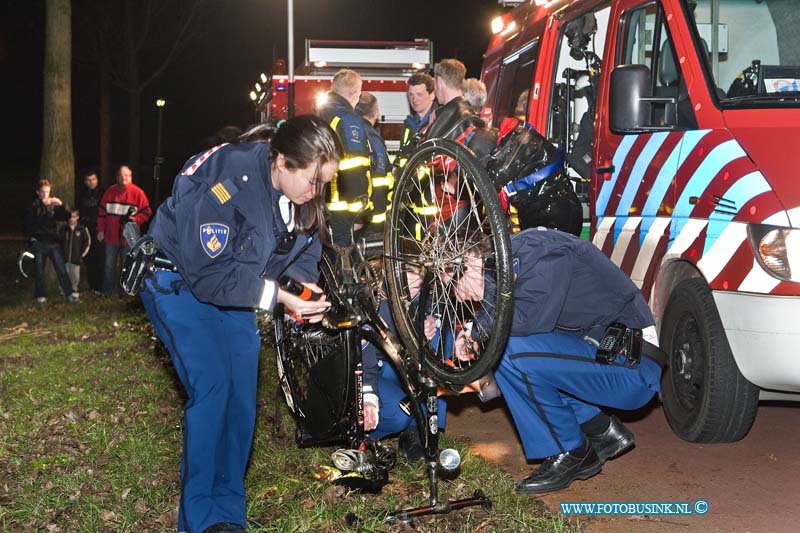 12010815.jpg - FOTOOPDRACHT:Dordrecht:08-01-2011:Op de Groenezoom werd een fiets met brandende verlichting aangetroffen in het water bij het fietspad langs de Rondweg N3. De politie en brandweer en ambulance dienst kwamen ter plaatse. De duikers van de brandweer troffen geen slachtoffers in het water aan en haalde de fiets uit de sloot.Deze digitale foto blijft eigendom van FOTOPERSBURO BUSINK. Wij hanteren de voorwaarden van het N.V.F. en N.V.J. Gebruik van deze foto impliceert dat u bekend bent  en akkoord gaat met deze voorwaarden bij publicatie.EB/ETIENNE BUSINK