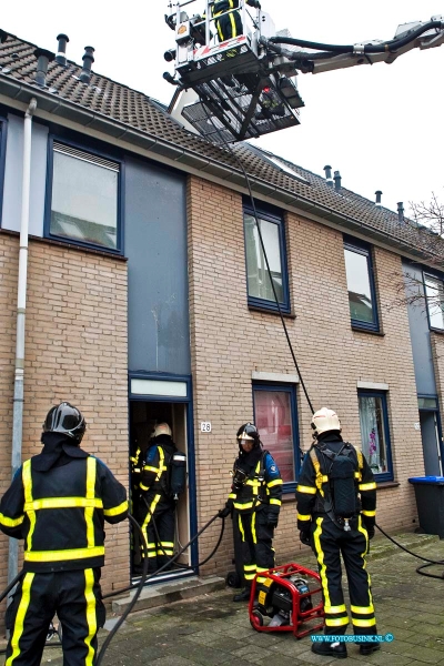 12011101.jpg - FOTOOPDRACHT:Dordrecht:11-01-2011:Bij een woning brand in de J.J.L. ten Katestraat 28, is een hennepkwekerij aan getroffen die de brand ook veroorzaakt heeft. De brand had hun handenvol aan het blussen van de brand. De politie stelt een onderzoek in naar eigenaar van de hennep planten.Deze digitale foto blijft eigendom van FOTOPERSBURO BUSINK. Wij hanteren de voorwaarden van het N.V.F. en N.V.J. Gebruik van deze foto impliceert dat u bekend bent  en akkoord gaat met deze voorwaarden bij publicatie.EB/ETIENNE BUSINK