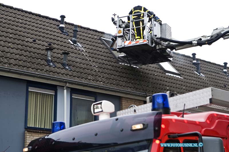 12011102.jpg - FOTOOPDRACHT:Dordrecht:11-01-2011:Bij een woning brand in de J.J.L. ten Katestraat 28, is een hennepkwekerij aan getroffen die de brand ook veroorzaakt heeft. De brand had hun handenvol aan het blussen van de brand. De politie stelt een onderzoek in naar eigenaar van de hennep planten.Deze digitale foto blijft eigendom van FOTOPERSBURO BUSINK. Wij hanteren de voorwaarden van het N.V.F. en N.V.J. Gebruik van deze foto impliceert dat u bekend bent  en akkoord gaat met deze voorwaarden bij publicatie.EB/ETIENNE BUSINK