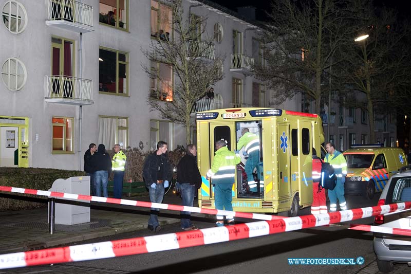 12011202.jpg - FOTOOPDRACHT:Dordrecht:12-01-2011:Steekpartij op de Nassauweg 39 te Dordrecht. De zwaargewonde persoon werd met een trauma team met spoed in een ambulance naar het ziekenhuis vervoerd.De politie stelt een grootschalig onderzoek in naar de toedracht van deze steekpartij. De nassauweg is enkelen uren afgezet voor het verkeer. Ook in de prinses Beatrixstraat 44 was een gewonde persoon ook de politie stelt hier een onderzoek in mogelijk hebben beide adressen met elkaar te maken.Deze digitale foto blijft eigendom van FOTOPERSBURO BUSINK. Wij hanteren de voorwaarden van het N.V.F. en N.V.J. Gebruik van deze foto impliceert dat u bekend bent  en akkoord gaat met deze voorwaarden bij publicatie.EB/ETIENNE BUSINK