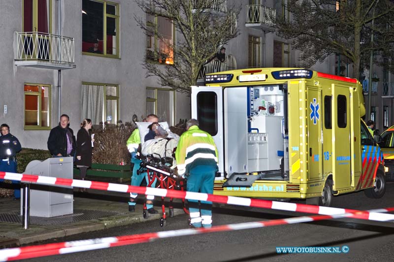 12011203.jpg - FOTOOPDRACHT:Dordrecht:12-01-2011:Steekpartij op de Nassauweg 39 te Dordrecht. De zwaargewonde persoon werd met een trauma team met spoed in een ambulance naar het ziekenhuis vervoerd.De politie stelt een grootschalig onderzoek in naar de toedracht van deze steekpartij. De nassauweg is enkelen uren afgezet voor het verkeer. Ook in de prinses Beatrixstraat 44 was een gewonde persoon ook de politie stelt hier een onderzoek in mogelijk hebben beide adressen met elkaar te maken.Deze digitale foto blijft eigendom van FOTOPERSBURO BUSINK. Wij hanteren de voorwaarden van het N.V.F. en N.V.J. Gebruik van deze foto impliceert dat u bekend bent  en akkoord gaat met deze voorwaarden bij publicatie.EB/ETIENNE BUSINK