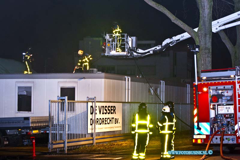 12011302.jpg - FOTOOPDRACHT:Dordrecht:13-01-2011:Bij een brand bij Visser Metaalhandel aan de van Leeuwenhoekweg 21 te Dordrecht, zin vannacht de kantoor units uitgebrand. Over de oorzaak is nog niets bekend de brandweerbluste de uitslaande brand. De schade aan de kantoor units is ernorm.Deze digitale foto blijft eigendom van FOTOPERSBURO BUSINK. Wij hanteren de voorwaarden van het N.V.F. en N.V.J. Gebruik van deze foto impliceert dat u bekend bent  en akkoord gaat met deze voorwaarden bij publicatie.EB/ETIENNE BUSINK