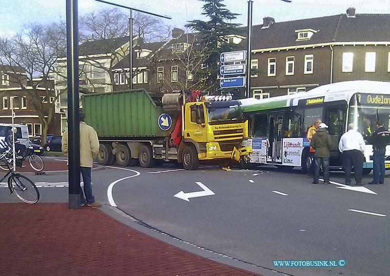 12011401.jpg - FOTOOPDRACHT::2011:Aanrijding burgermeester de raadsingel hoek transvaalstraatDeze digitale foto blijft eigendom van FOTOPERSBURO BUSINK. Wij hanteren de voorwaarden van het N.V.F. en N.V.J. Gebruik van deze foto impliceert dat u bekend bent  en akkoord gaat met deze voorwaarden bij publicatie.EB/ETIENNE BUSINK