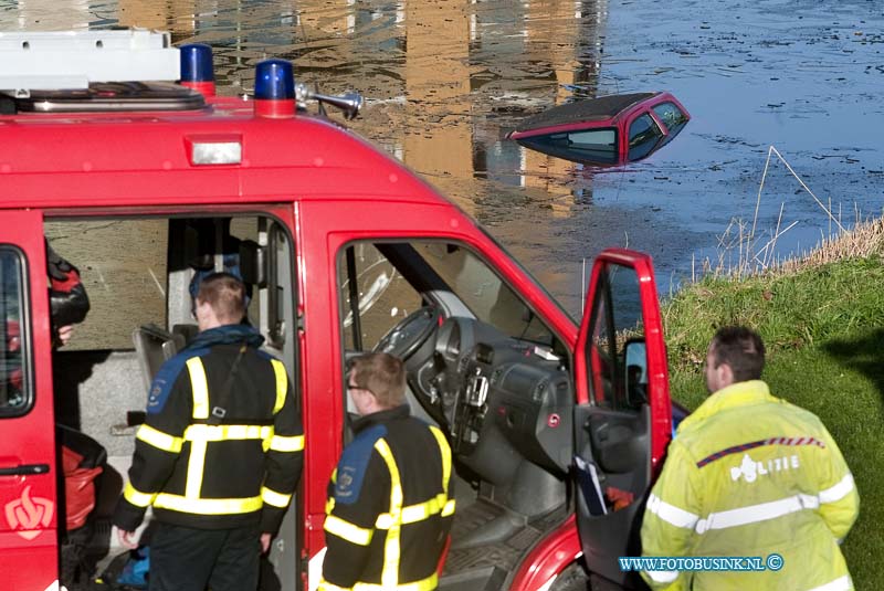 12011702.jpg - FOTOOPDRACHT:Dordrecht:17-01-2011:Foto: Duikers van de Brandweer maken zich klaar om de auto te koppelen aan de takelwagen.Op de Groenzoom nabij wc Stadspolders te Dordrecht is aan het einde van de ochtend een auto met bestuurder in het water terecht gekomen. Over de toedracht van het ongeval is nog niets bekend. De bestuurder bleef ongedeerd en wist zelf op de kant te komen maar niet zonder zelf nat te worden. Duikers van de brandweer en een takelbedijf haalde de auto uit het water, deze is totaallos.Deze digitale foto blijft eigendom van FOTOPERSBURO BUSINK. Wij hanteren de voorwaarden van het N.V.F. en N.V.J. Gebruik van deze foto impliceert dat u bekend bent  en akkoord gaat met deze voorwaarden bij publicatie.EB/ETIENNE BUSINK