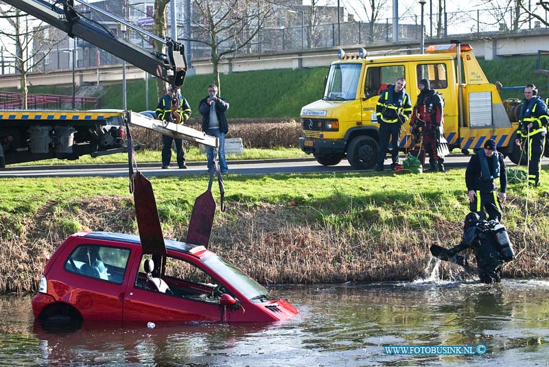 12011703.jpg - FOTOOPDRACHT:Dordrecht:17-01-2011:Foto: De auto word uit het water getakeld.Op de Groenzoom nabij wc Stadspolders te Dordrecht is aan het einde van de ochtend een auto met bestuurder in het water terecht gekomen. Over de toedracht van het ongeval is nog niets bekend. De bestuurder bleef ongedeerd en wist zelf op de kant te komen maar niet zonder zelf nat te worden. Duikers van de brandweer en een takelbedijf haalde de auto uit het water, deze is totaallos.Deze digitale foto blijft eigendom van FOTOPERSBURO BUSINK. Wij hanteren de voorwaarden van het N.V.F. en N.V.J. Gebruik van deze foto impliceert dat u bekend bent  en akkoord gaat met deze voorwaarden bij publicatie.EB/ETIENNE BUSINK